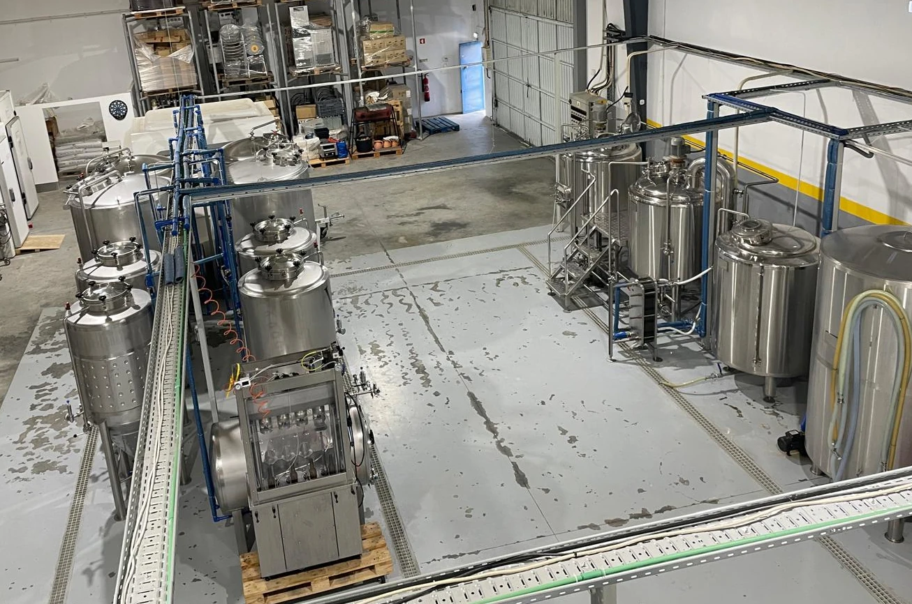Tanques de fermentação em inox em uma cervejaria artesanal