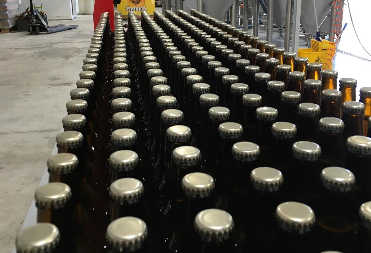Linha de envase em uma cervejaria artesanal